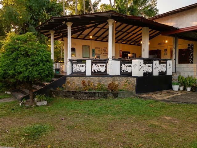 Forest Paradise Hotel and Restaurant thumbnail 5